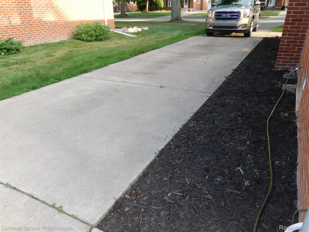 1527 Hazel Birmingham City, MI 48009