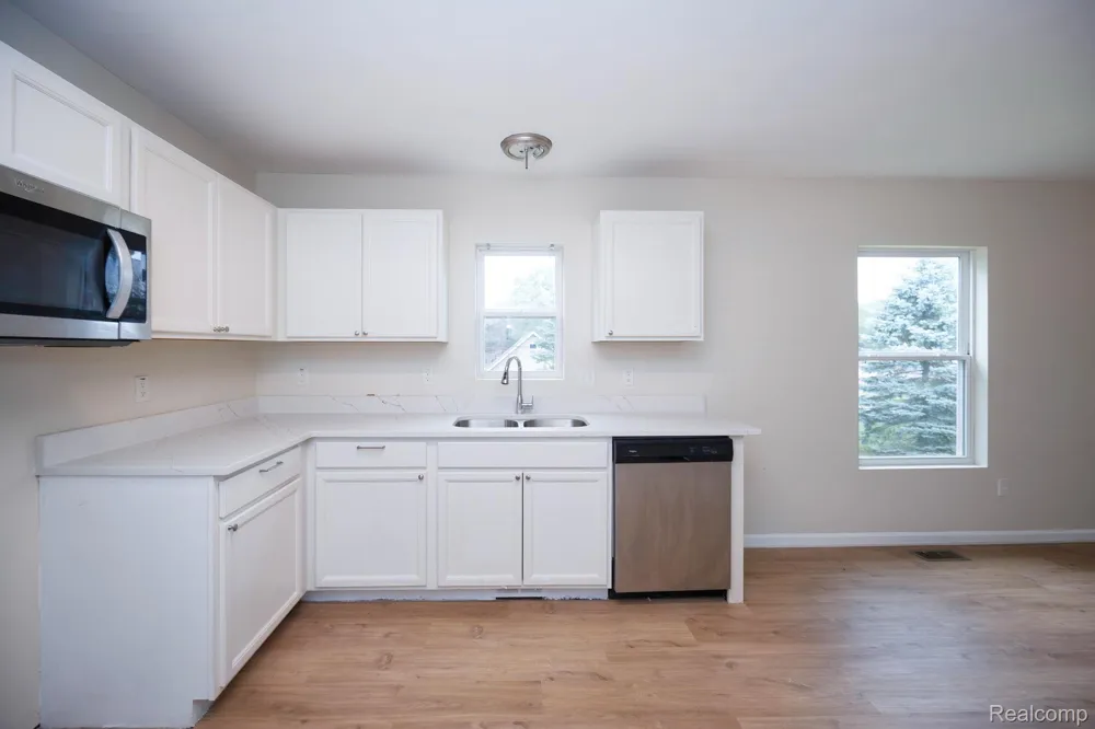 10306 Island Lake Drive Taylor City, MI 48180