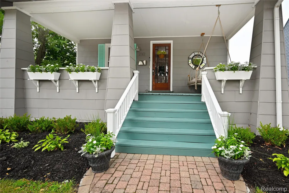232 W Houstonia Avenue Royal Oak City, MI 48073