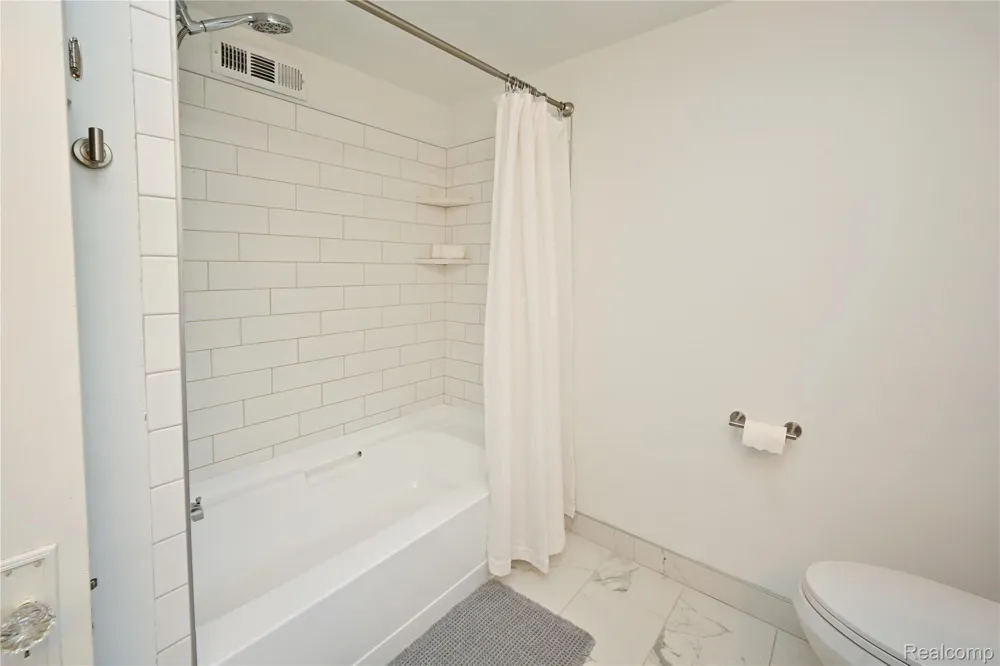 232 W Houstonia Avenue Royal Oak City, MI 48073