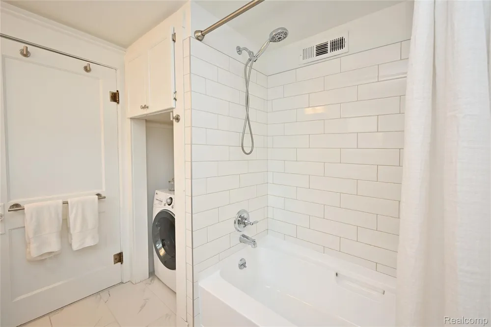 232 W Houstonia Avenue Royal Oak City, MI 48073