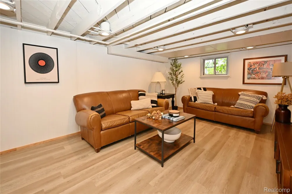 232 W Houstonia Avenue Royal Oak City, MI 48073