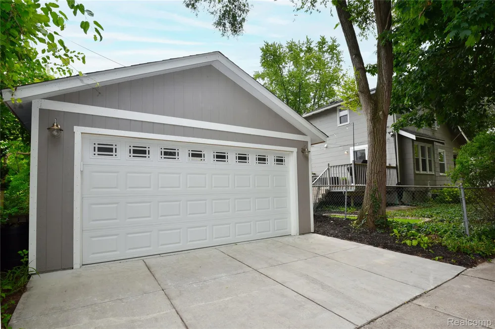232 W Houstonia Avenue Royal Oak City, MI 48073