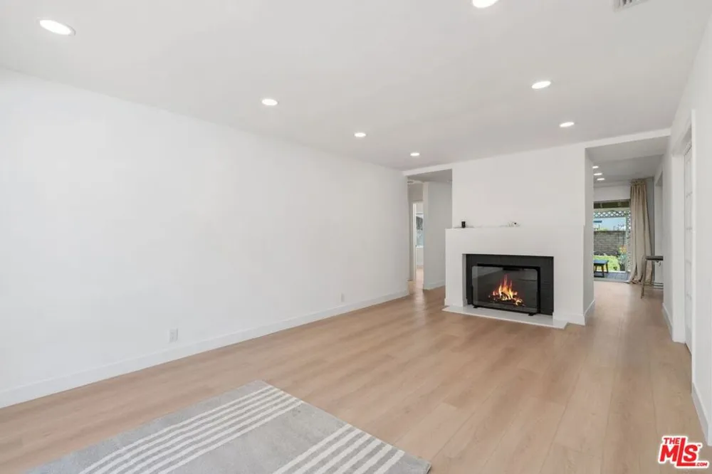14348 Collins Street Sherman Oaks, CA 91401