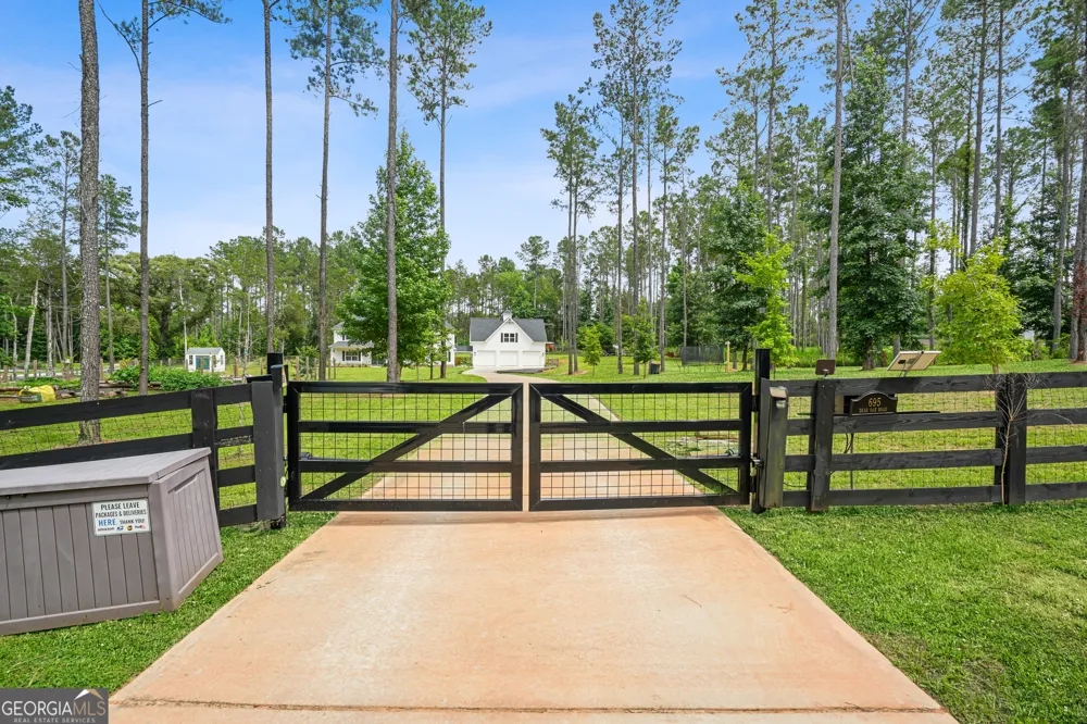 695 Dead Oak RD Senoia, GA 30276