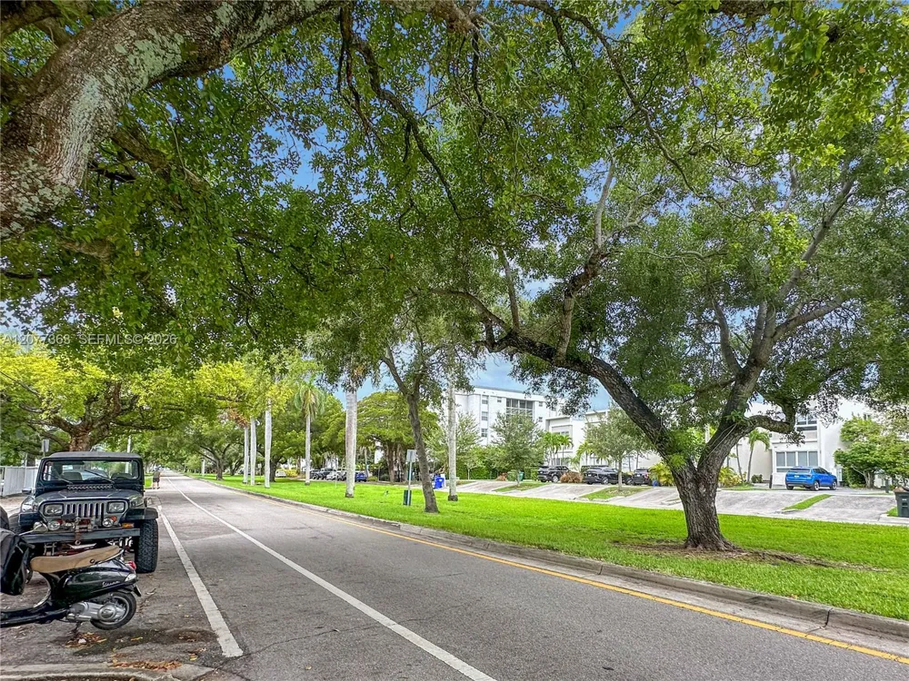 2430 NE 135th St #103 North Miami, FL 33181