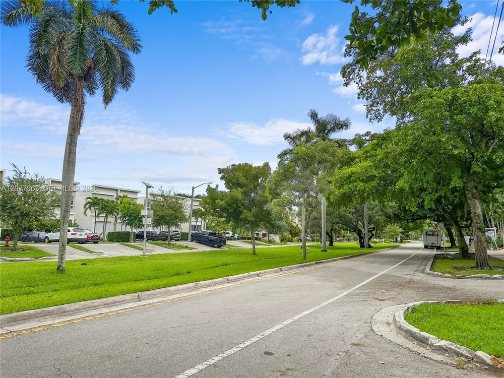 2430 NE 135th St #103 North Miami, FL 33181