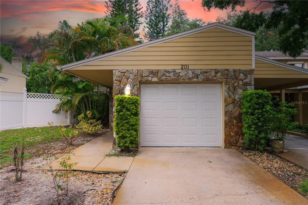 201 SOMERSET LANE #201 Palm Harbor, FL 34684