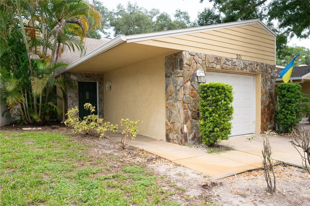201 SOMERSET LANE #201 Palm Harbor, FL 34684