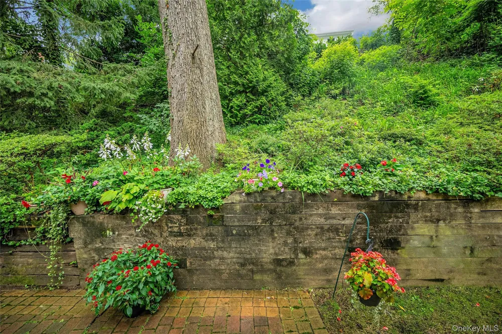 44 Hillside Lane New Rochelle, NY 10804
