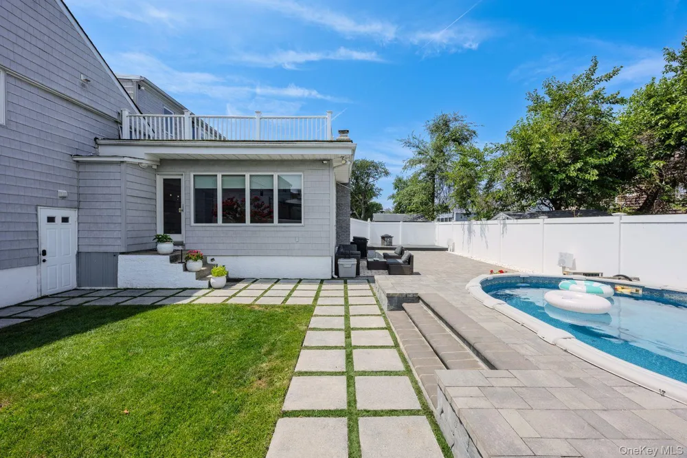 286 E Lexington Avenue Oceanside, NY 11572