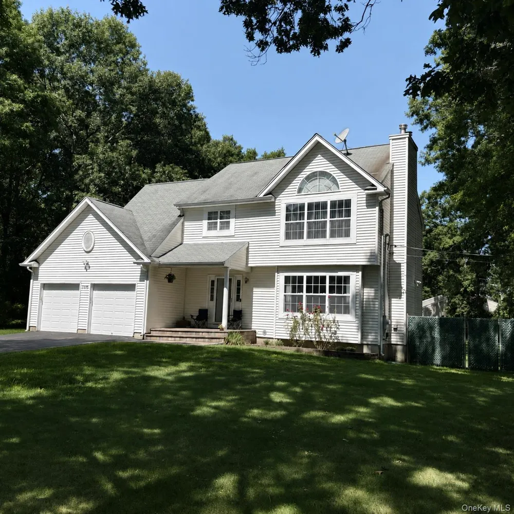 109 Crestwood Drive Shirley, NY 11967