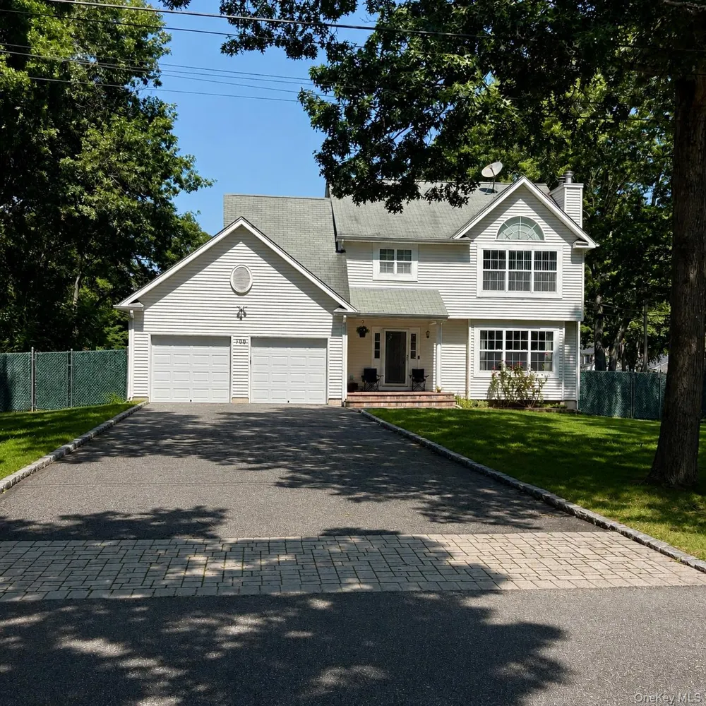 109 Crestwood Drive Shirley, NY 11967