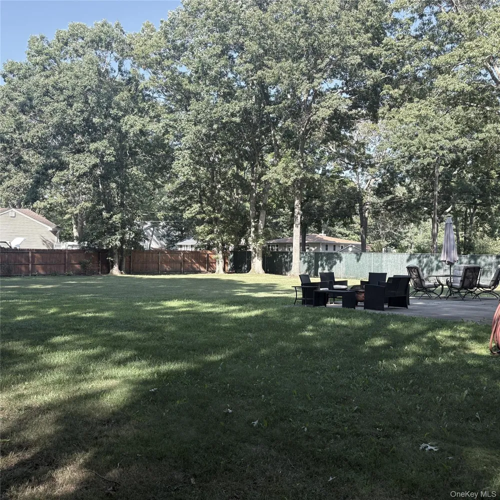 109 Crestwood Drive Shirley, NY 11967