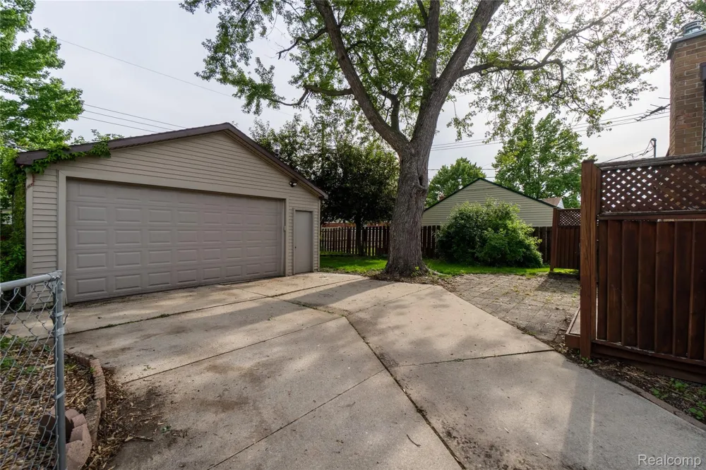21512 Briarcliff Street St Clair Shores City, MI 48082
