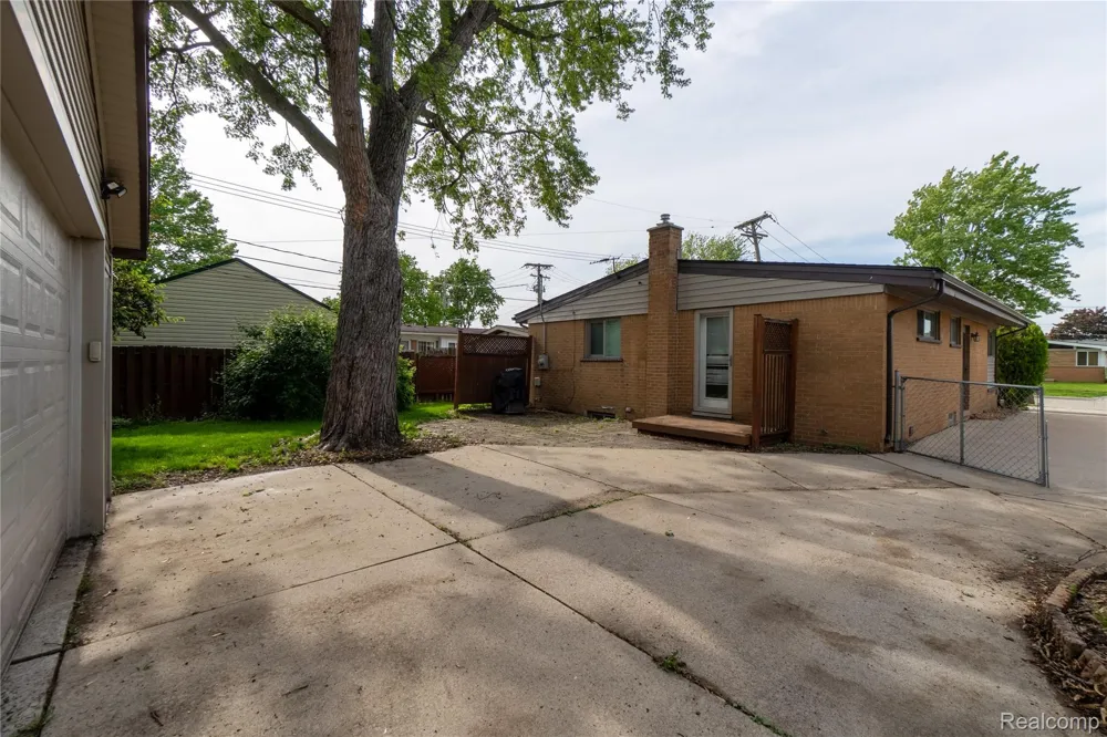 21512 Briarcliff Street St Clair Shores City, MI 48082