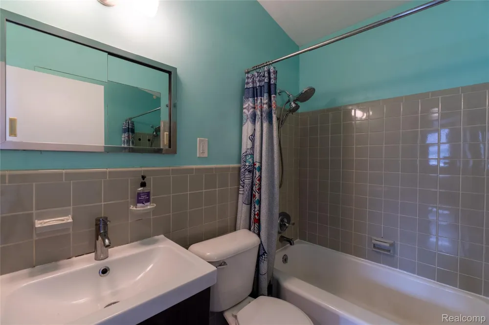 21512 Briarcliff Street St Clair Shores City, MI 48082