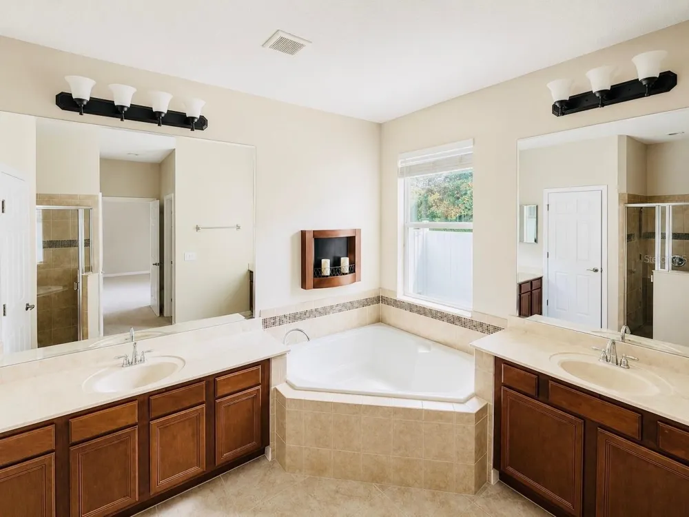 105 E BLUE WATER EDGE DRIVE Eustis, FL 32736