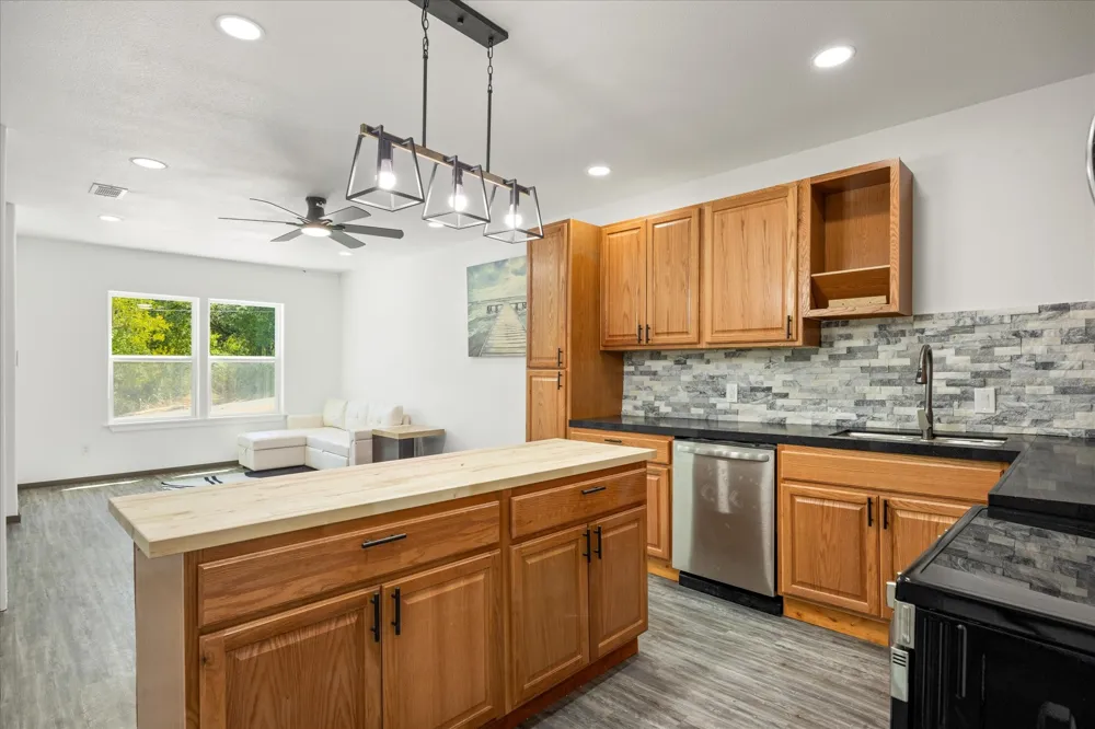 3607 Flint Rock Circle Granbury, TX 76048