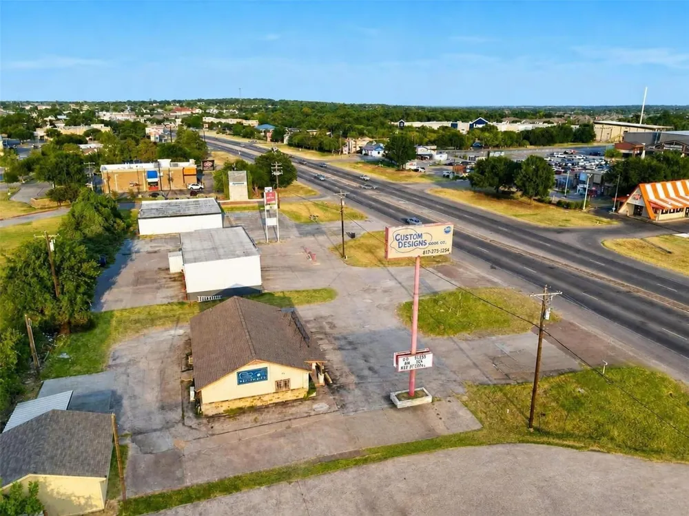 904 E US Highway 377 Granbury, TX 76048
