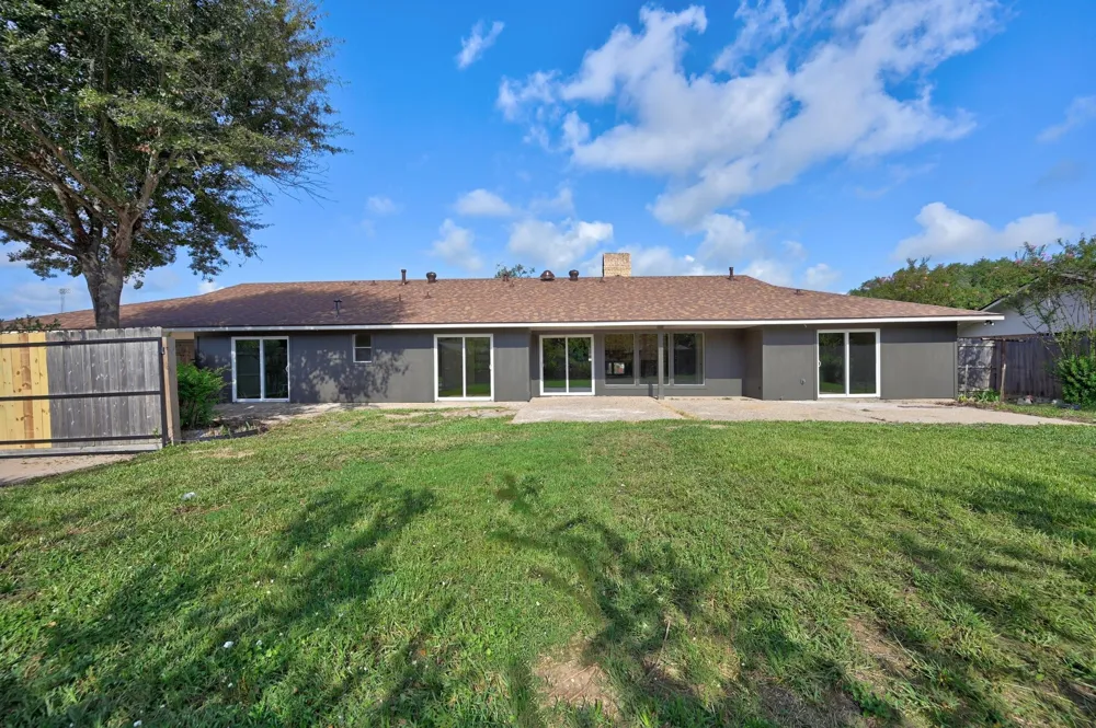 687 Bending Oaks Drive Bellville, TX 77418