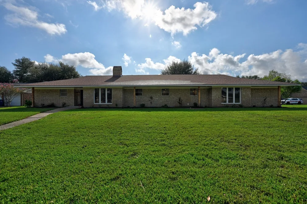 687 Bending Oaks Drive Bellville, TX 77418