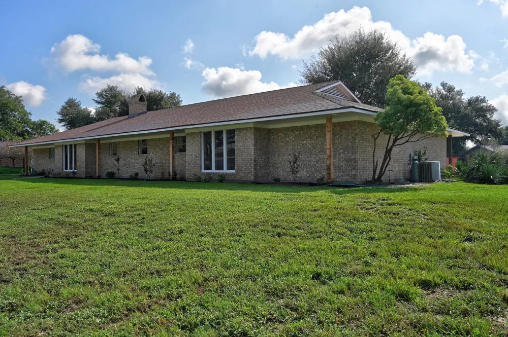 687 Bending Oaks Drive Bellville, TX 77418
