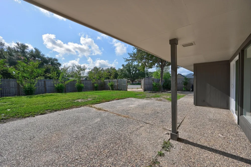 687 Bending Oaks Drive Bellville, TX 77418