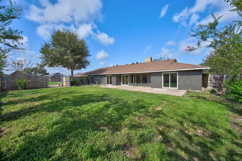 687 Bending Oaks Drive Bellville, TX 77418