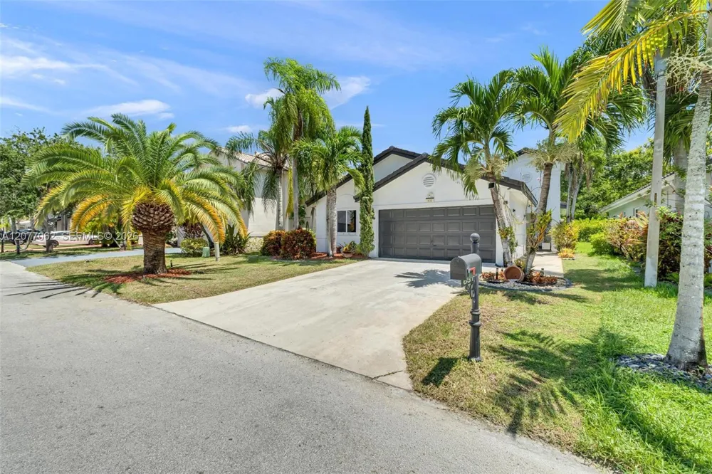 631 SW 176th Ave Pembroke Pines, FL 33029