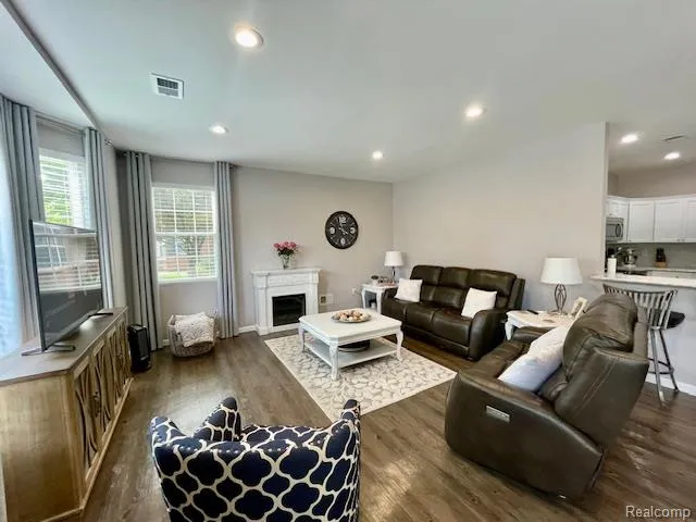 47520 Pembroke Drive Canton Charter Township, MI 48188