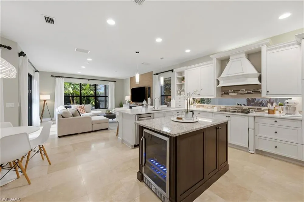 2882 CINNAMON BAY CIRCLE Naples, FL 34119