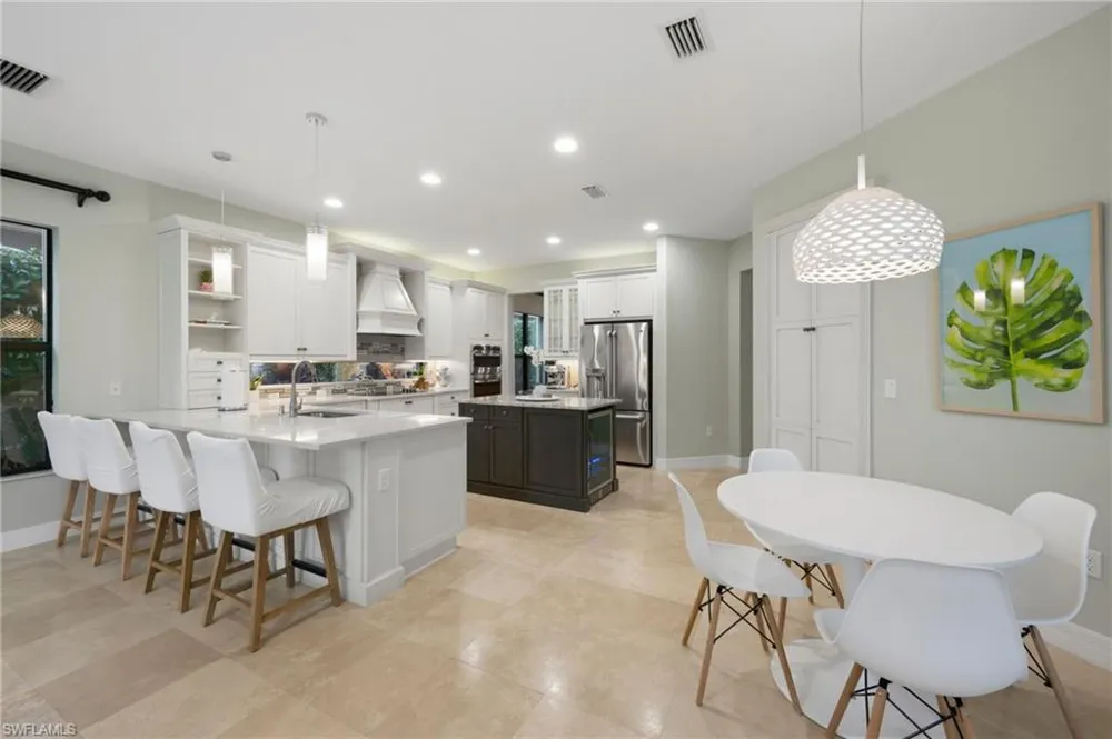 2882 CINNAMON BAY CIRCLE Naples, FL 34119