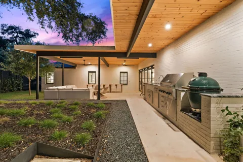 5823 Trailridge Drive
