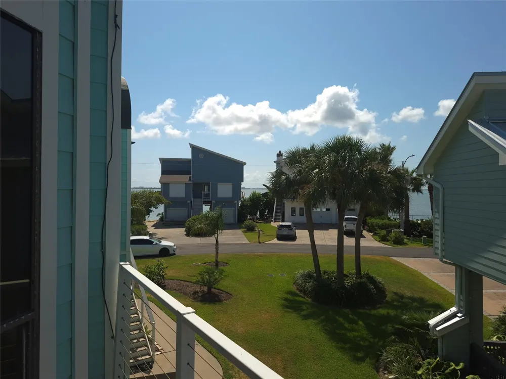 129 Quayside Drive Tiki Island, TX 77554