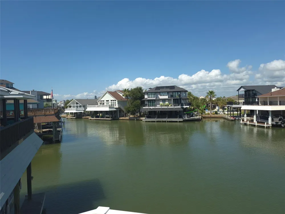 129 Quayside Drive Tiki Island, TX 77554