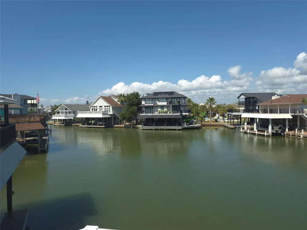 129 Quayside Drive Tiki Island, TX 77554