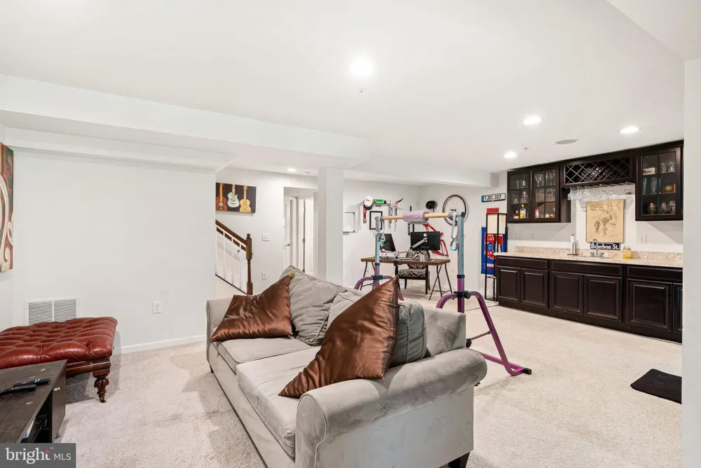 49 HAWKSWELL CIRCLE Oreland, PA 19075