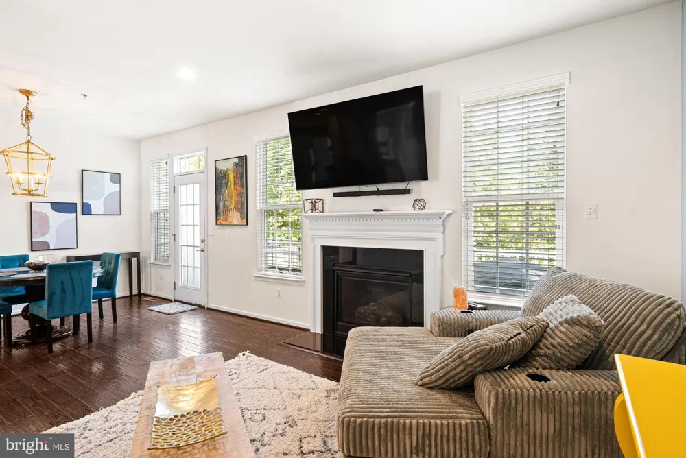 49 HAWKSWELL CIRCLE Oreland, PA 19075