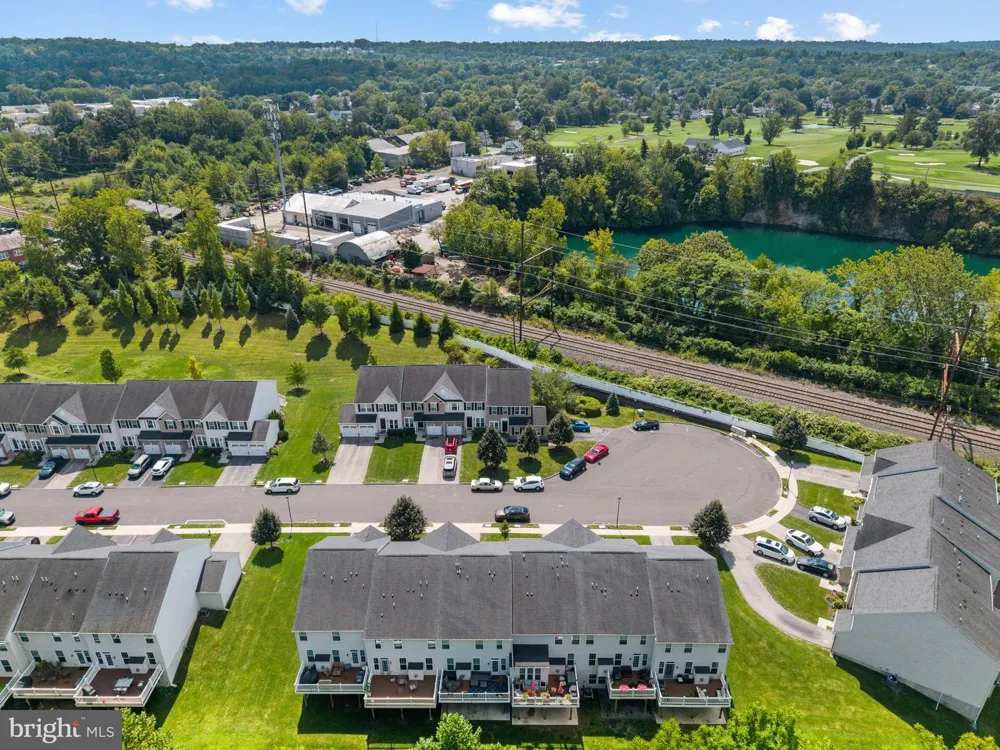 49 HAWKSWELL CIRCLE Oreland, PA 19075