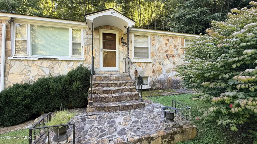 107 Cherokee Avenue Andrews, NC 28901