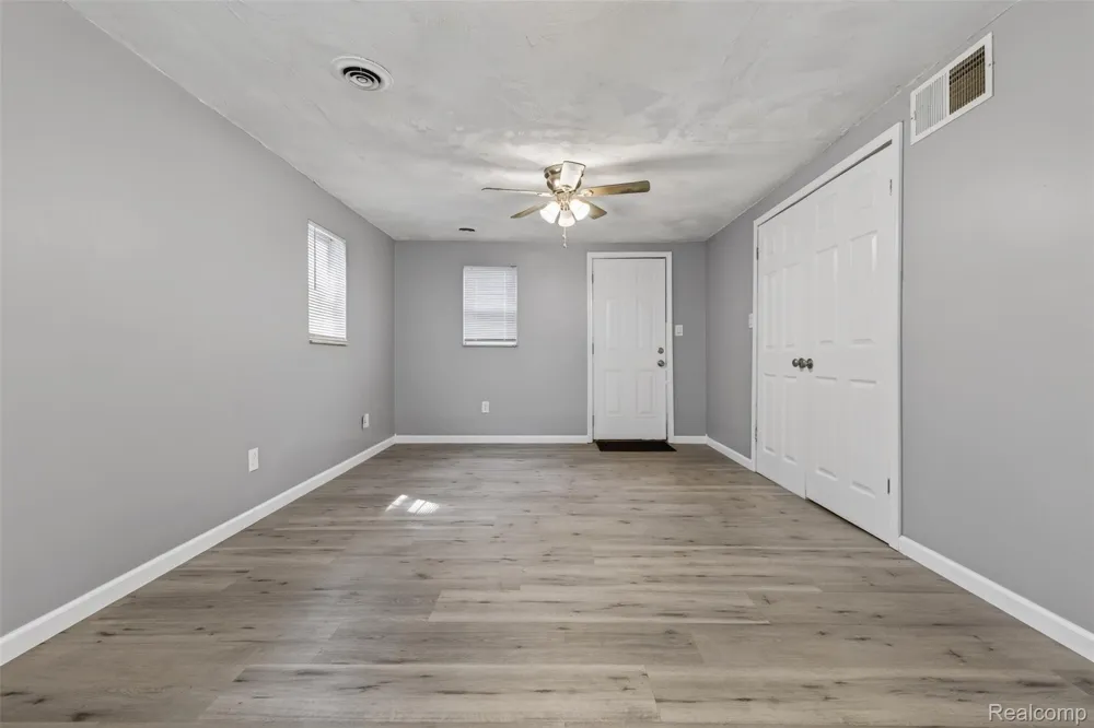 2070 Harwine Street Flint Charter Township, MI 48532