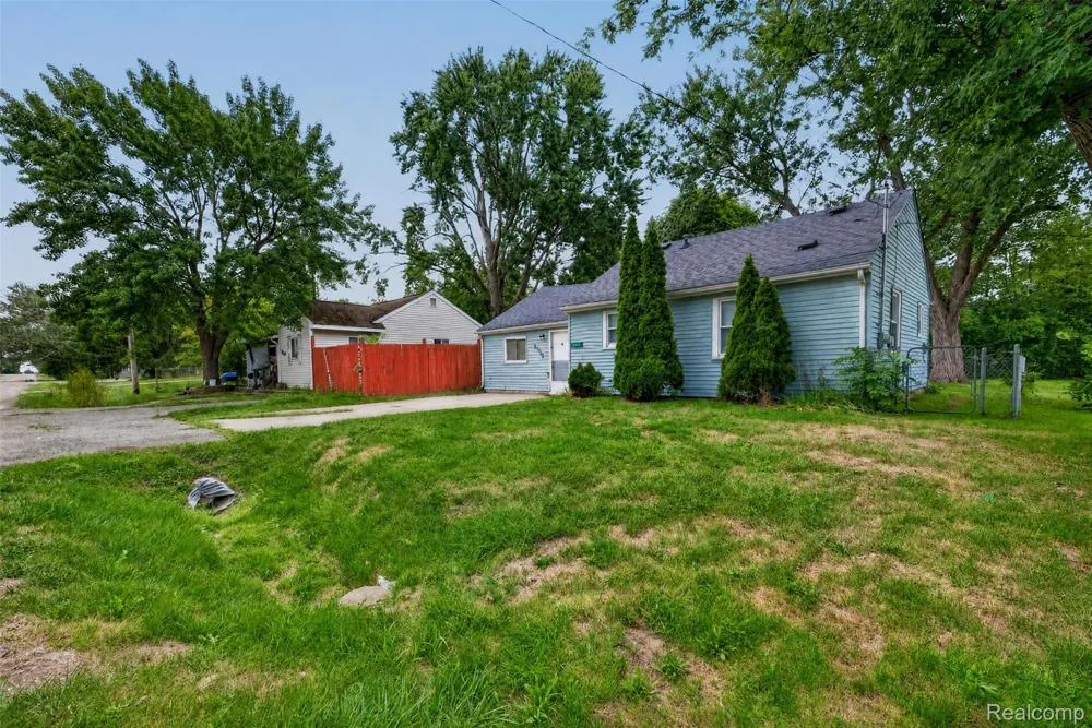 2070 Harwine Street Flint Charter Township, MI 48532