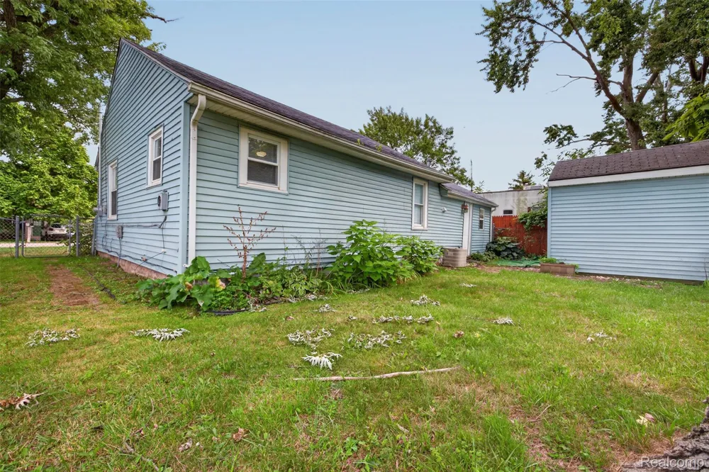 2070 Harwine Street Flint Charter Township, MI 48532