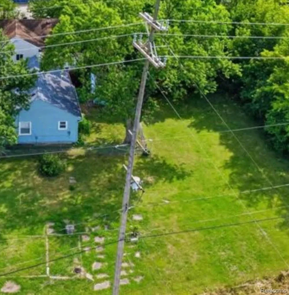2070 Harwine Street Flint Charter Township, MI 48532