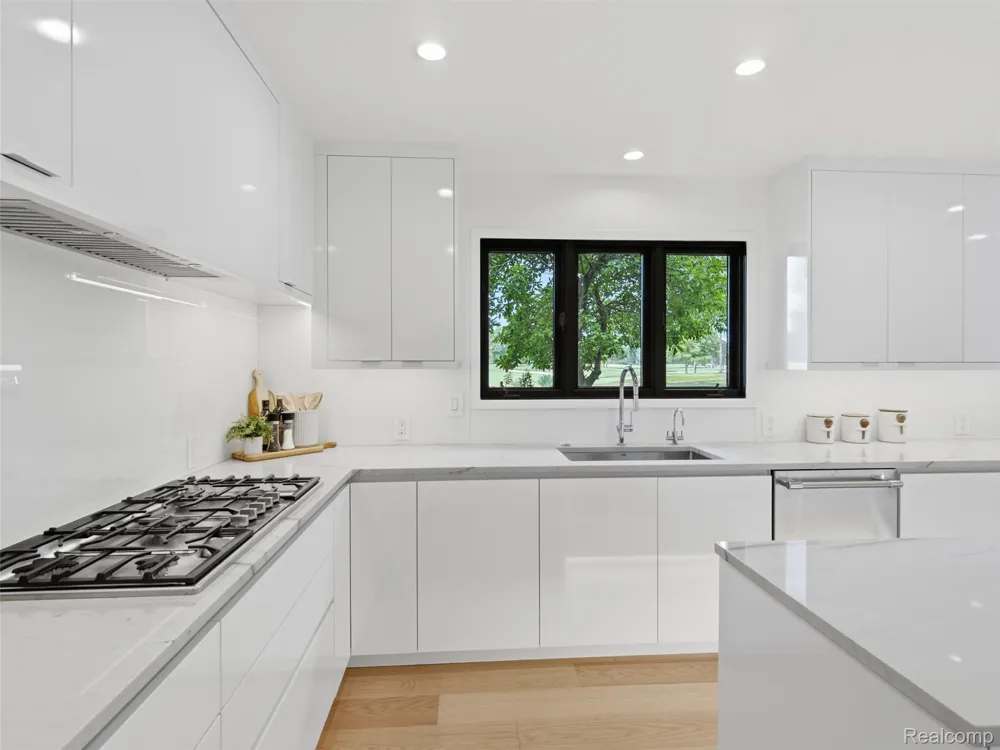 3228 Pine Lake Road West Bloomfield Charter Township, MI 48324