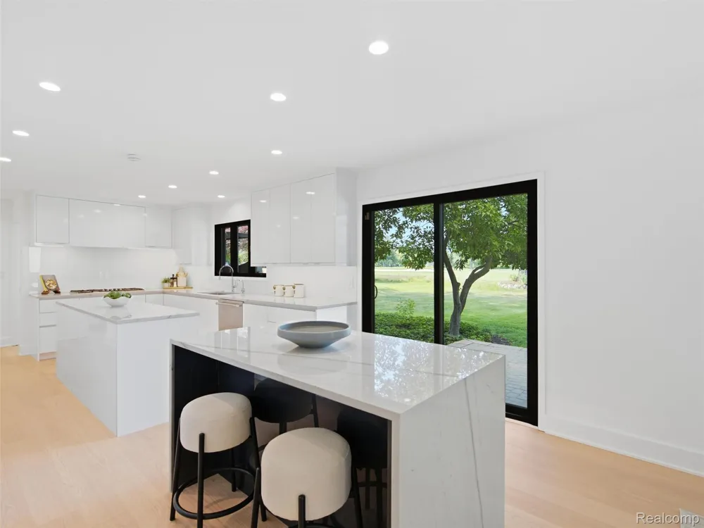 3228 Pine Lake Road West Bloomfield Charter Township, MI 48324