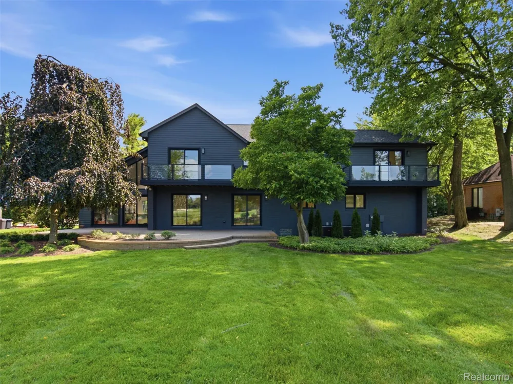 3228 Pine Lake Road West Bloomfield Charter Township, MI 48324