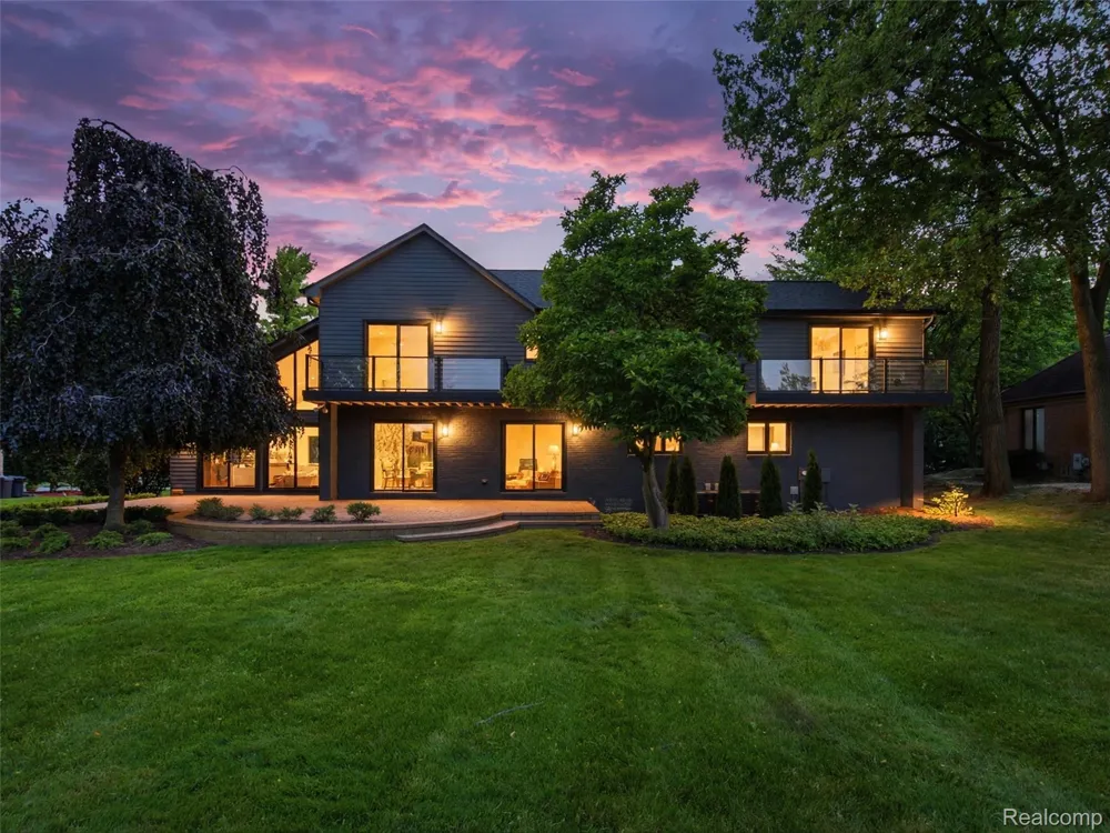 3228 Pine Lake Road West Bloomfield Charter Township, MI 48324
