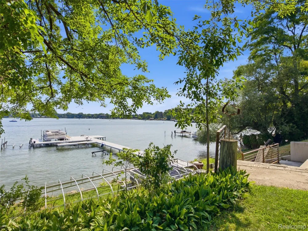 3228 Pine Lake Road West Bloomfield Charter Township, MI 48324